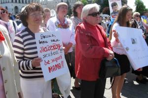 Около 200 человек в Киеве поздравили Савченко с Днем рождения