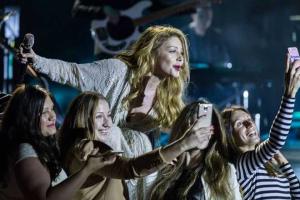 Тина Кароль на концерте в Америке собрала поклонников в вышиванках