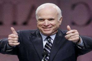 Маккейн обозвал пресс-секретаря Белого Дома идиотом