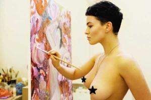 Даша Астафьева любит заниматься творчеством без одежды