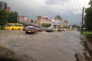 Во Львове ураган вырвал деревья