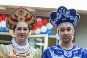 В Донецке прошел последний звонок с Кобзоном и кокошниками