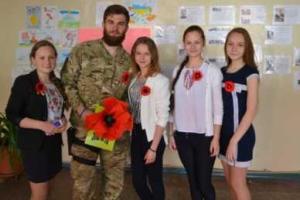 В Мариуполе школьники вручали военным маки