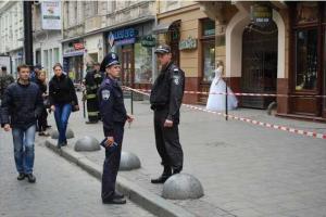 Во Львове "заминировали" три магазина