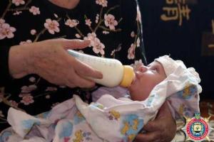 В Мариуполе милиционеры нашли мать, которая оставила младенца в закрытой квартире