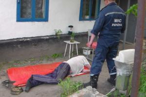 На Луганщине спасатели достали травмированного мужчину из 4-метровой ямы