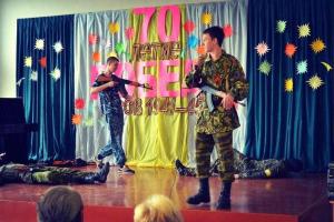 В школе Донецка ученики показали, как будут убивать украинцев