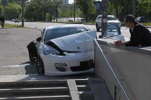 В столице авто на большой скорости врезалось в подземный пешеходный переход 