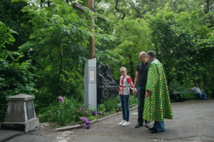 Арсений Яценюк с дочерью принял участие в богослужении в День Святой Троицы