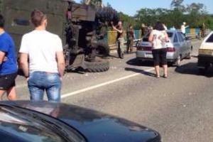 Под Харьковом грузовик с военными едва не слетел с моста