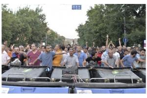 Полиция Еревана разбирает баррикады митингующих