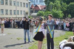 Выпускник отдал однокласснице золотую медаль, которую "завалила" учительница