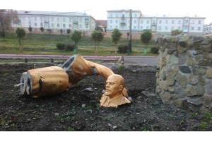 Пьяный россиянин хотел сделать селфи с памятником Ленину и случайно уронил его