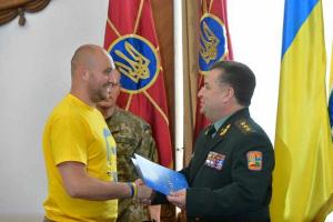 Полторак поздравил военных корреспондентов с наступающим Днем журналиста