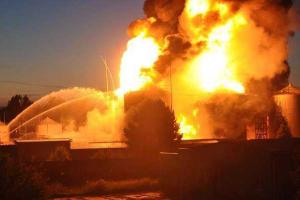 Под Киевом горят все 17 цистерн нефтебазы, пожар никто не тушит