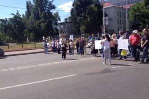 В Киеве владельцы киосков облили технику бензином и заблокировали дорогу