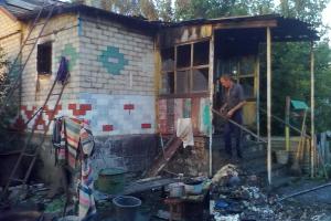 При пожаре в Луганской области хозяин дома получил ожоги