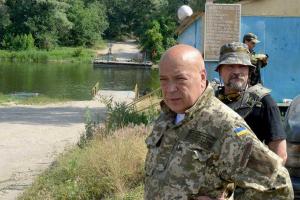 Геннадий Москаль сделал селфи на фоне снайперов и вооруженных боевиков