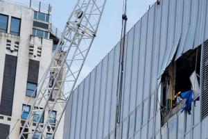 В Нью-Йорке на небоскреб упал строительный кран