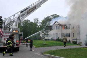 В США самолет упал на жилой дом, есть погибшие