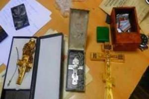 Закарпатские пограничники задержали гражданина Сербии с церковной утварью и книгами