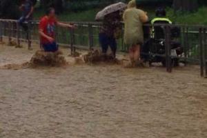 Потоп в Сочи: парализовано движение поездов, не работает аэропорт, город уходит под воду