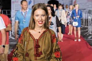Собчак пришла на российский фестиваль в вышиванке 