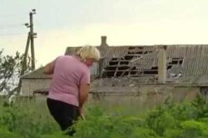 В Широкино мирные жители под обстрелами пропалывали огороды