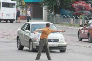 Неадекватный мариуполец останавливал транспорт и требовал алкоголь