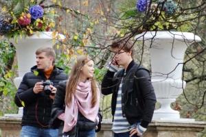 Сын Медведева гуляет с девушкой и охранником