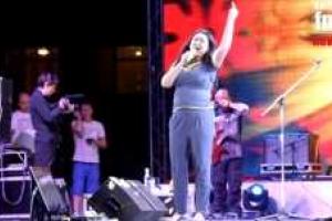 Лолита в Керчи показала средний палец всем, кто против украинцев‏