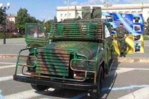 Волонтеры и предприниматели подарили батальону "Херсон" бронированный автомобиль