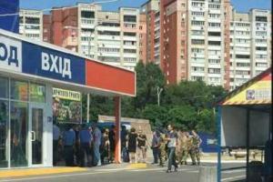 Военные Днепропетровска ловят мужчин возле супермаркетов