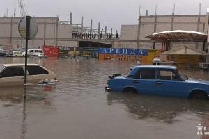В Симферополе на парковке практически утонули автомобили