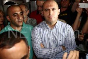 В Ереване депутаты "живым щитом" отгородили активистов