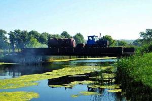 В Славянском районе неизвестные подожгли мост 