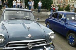В Донецке на День молодежи жителям показали ретроавтомобили
