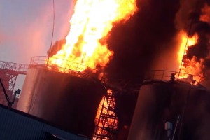 ГСЧС: Вблизи горящей нефтебазы под Киевом загорелся лес