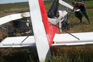 В России легкомоторный самолет рухнул около толпы зрителей