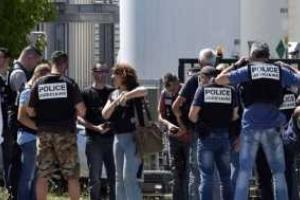 Теракт во Франции: Отрубленная голова на заграждении завода и попытка взрыва