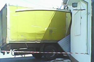 На Киевщине спасатели деблокировали водителя из автомобиля, который врезался в здание