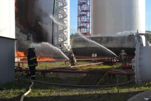 С тремя спасателями, которые тушат нефтебазу под Киевом, пропала связь