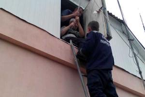 На Киевщине спасатели спустили с чердака пенсионера, который потерял сознание
