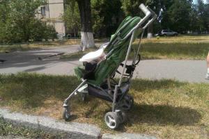 В Киеве водитель на «зебре» совершил наезд на мать с коляской, в которой находился ребенок и скрылся