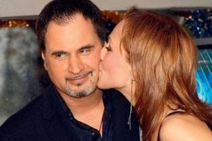 Альбина Джанабаева поздравила мужа его же песнями