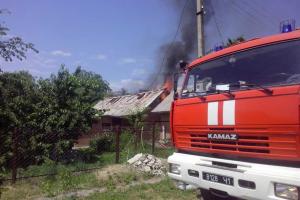 На Полтавщине пожарные спасли от огня хозяйственное здание и гараж