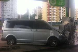 В Киеве автомобиль врезался в автозаправку и загорелся