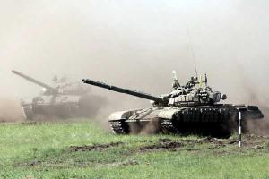 В сторону Бахмутской трассы боевики стягивают танки, гаубицы и БТР