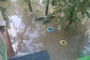 В Мариуполе после ливней «плавали» лавочки, клумбы, автомобили и люди