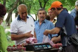 В Мариуполе продают клубнику по рекордно низкой цене